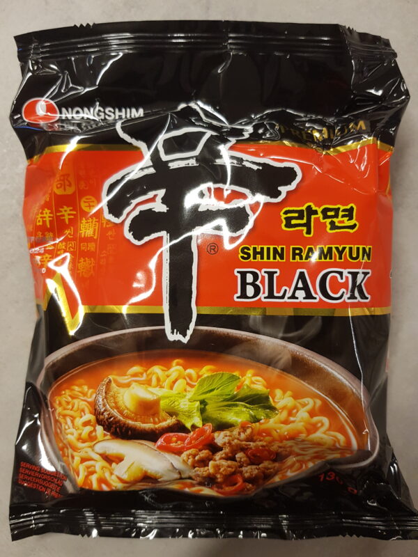 Nongshim Shin Ramyum black. premium. Nudlar